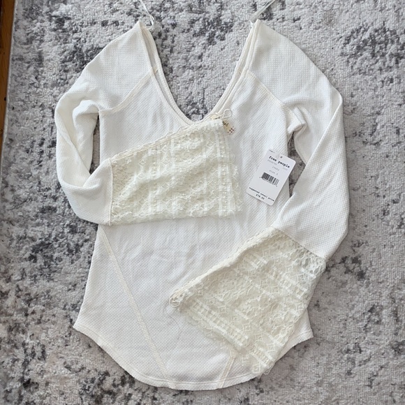 Free People thermal top with lace bell Sleeves. NWT sz S - Picture 3 of 4